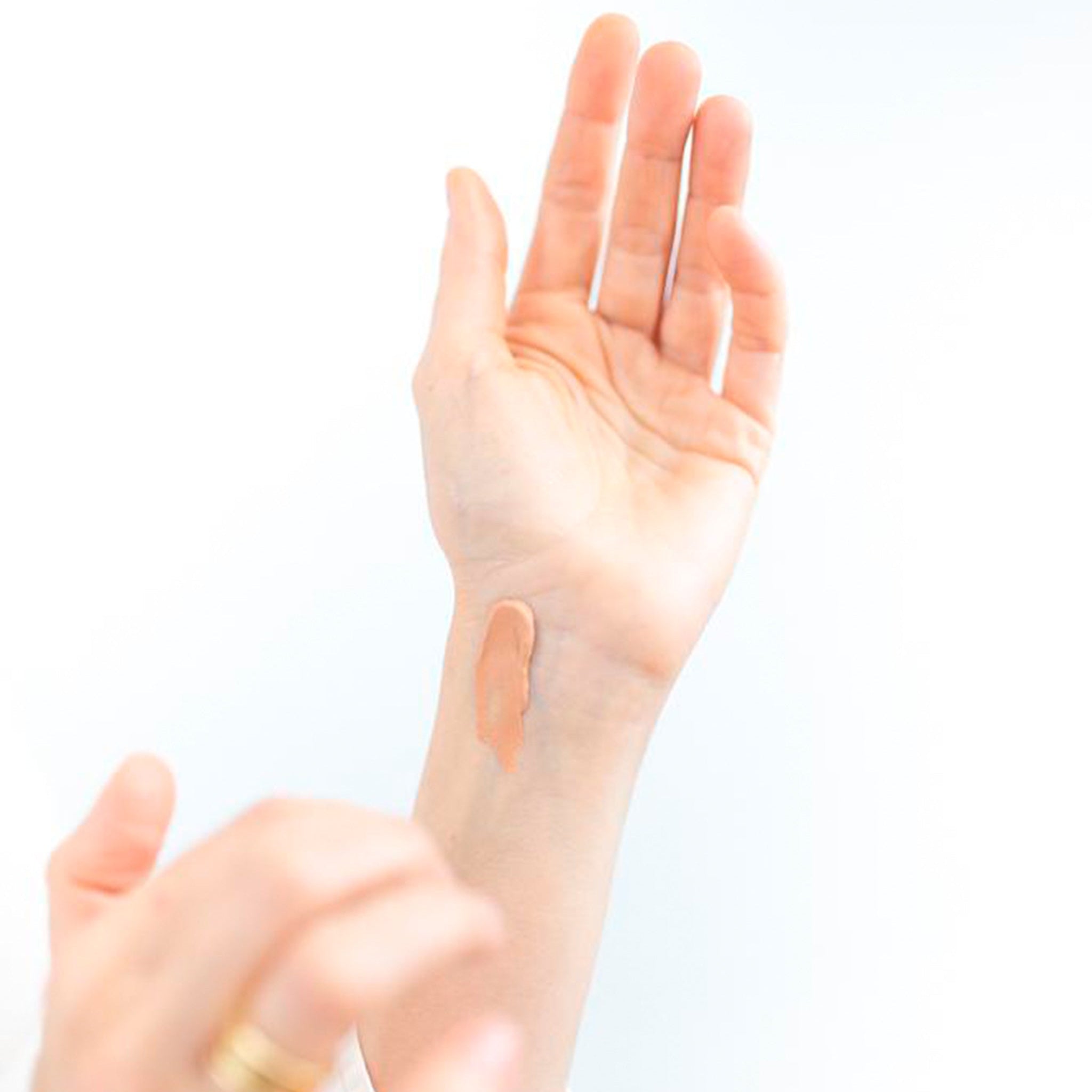 Crema hidratante de día con color SPF30 con Aloe vera, aceite de abisinia y frambuesa