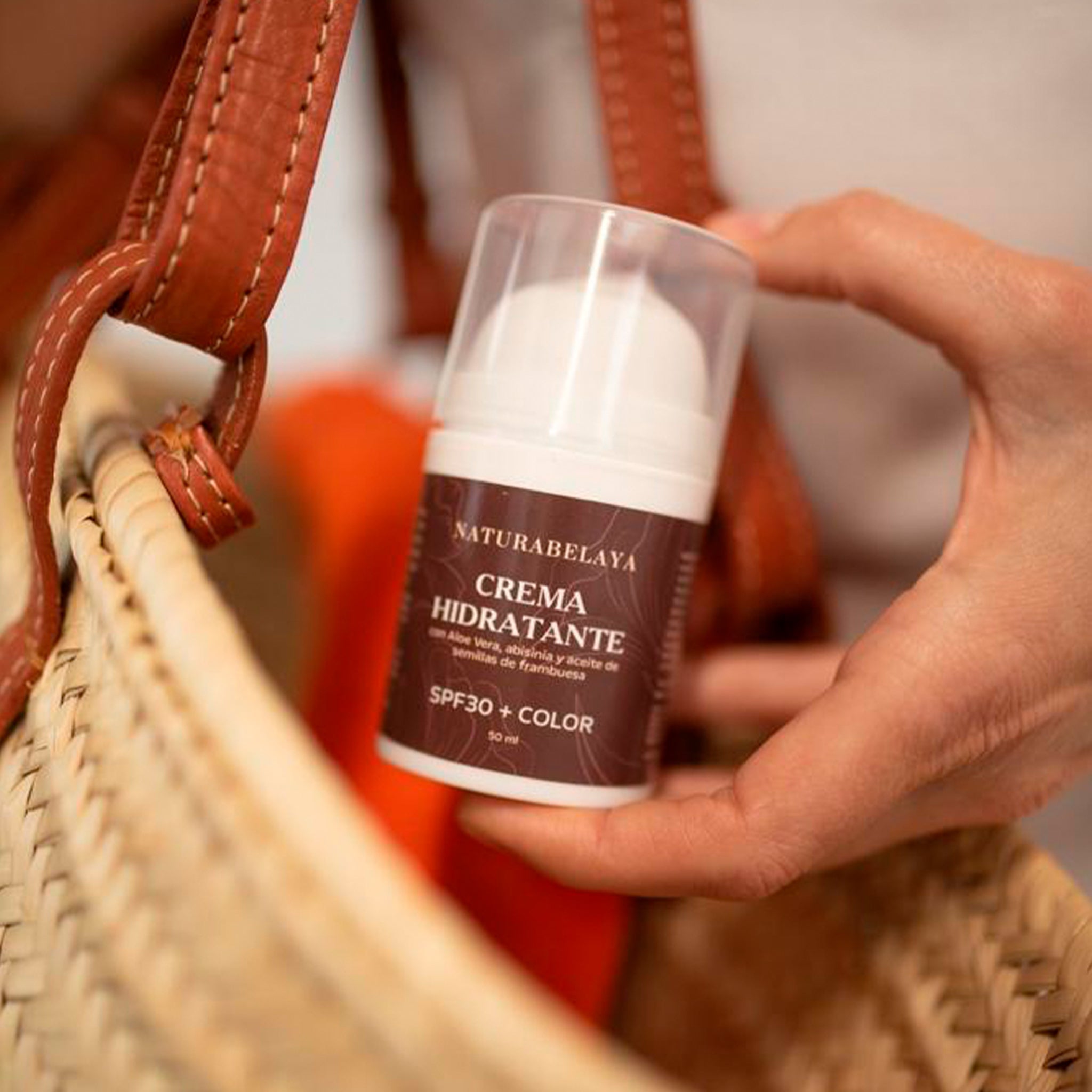 Crema hidratante de día con color SPF30 con Aloe vera, aceite de abisinia y frambuesa