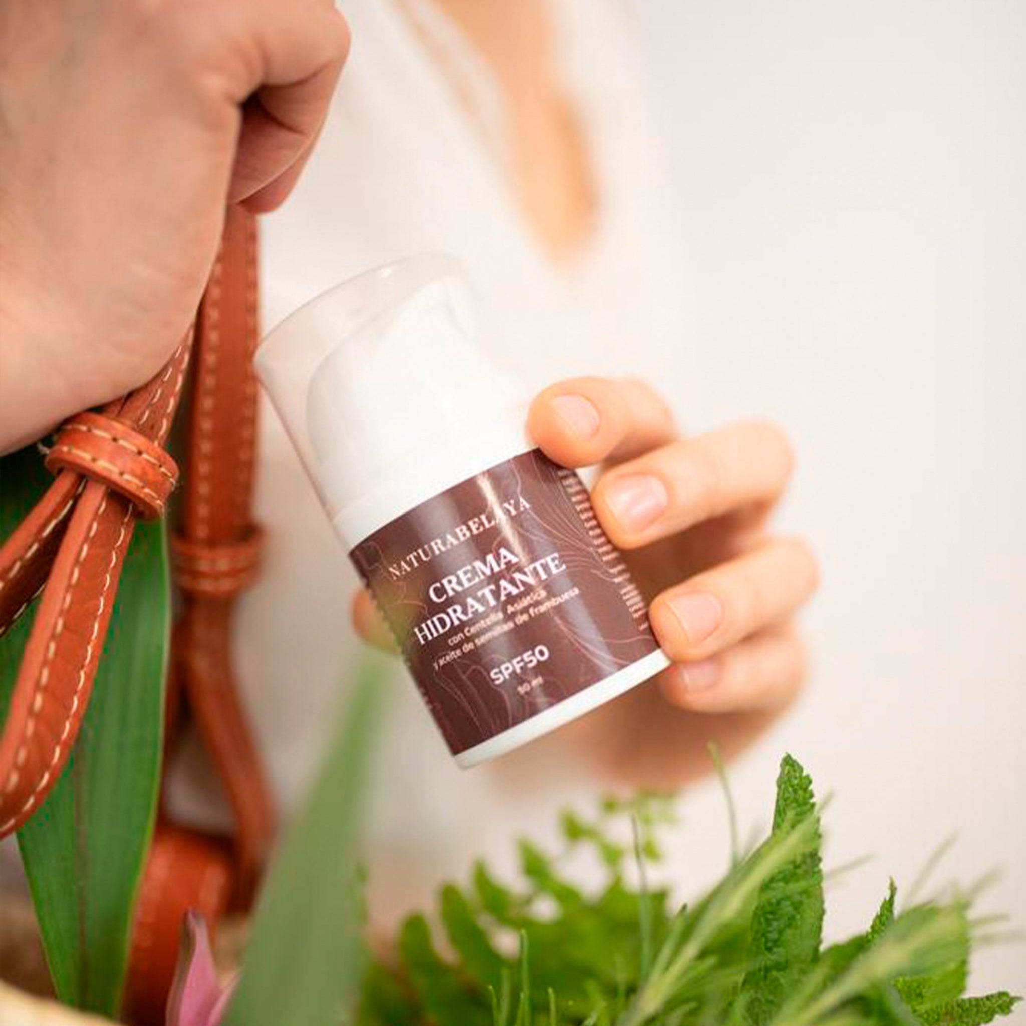 Crema hidratante de día SPF50 con centella asiática y aceite de frambuesa