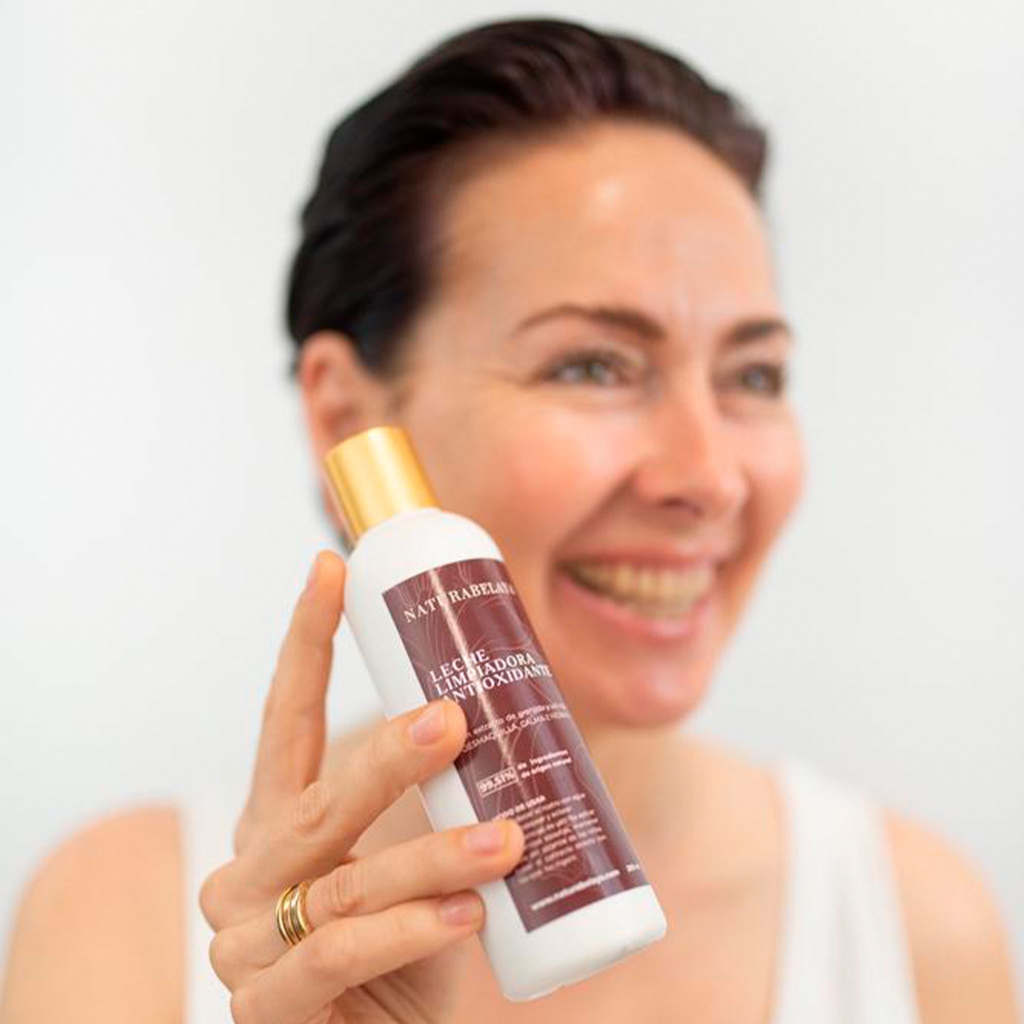 Leche limpiadora antioxidante desmaquilla, calma e hidrata