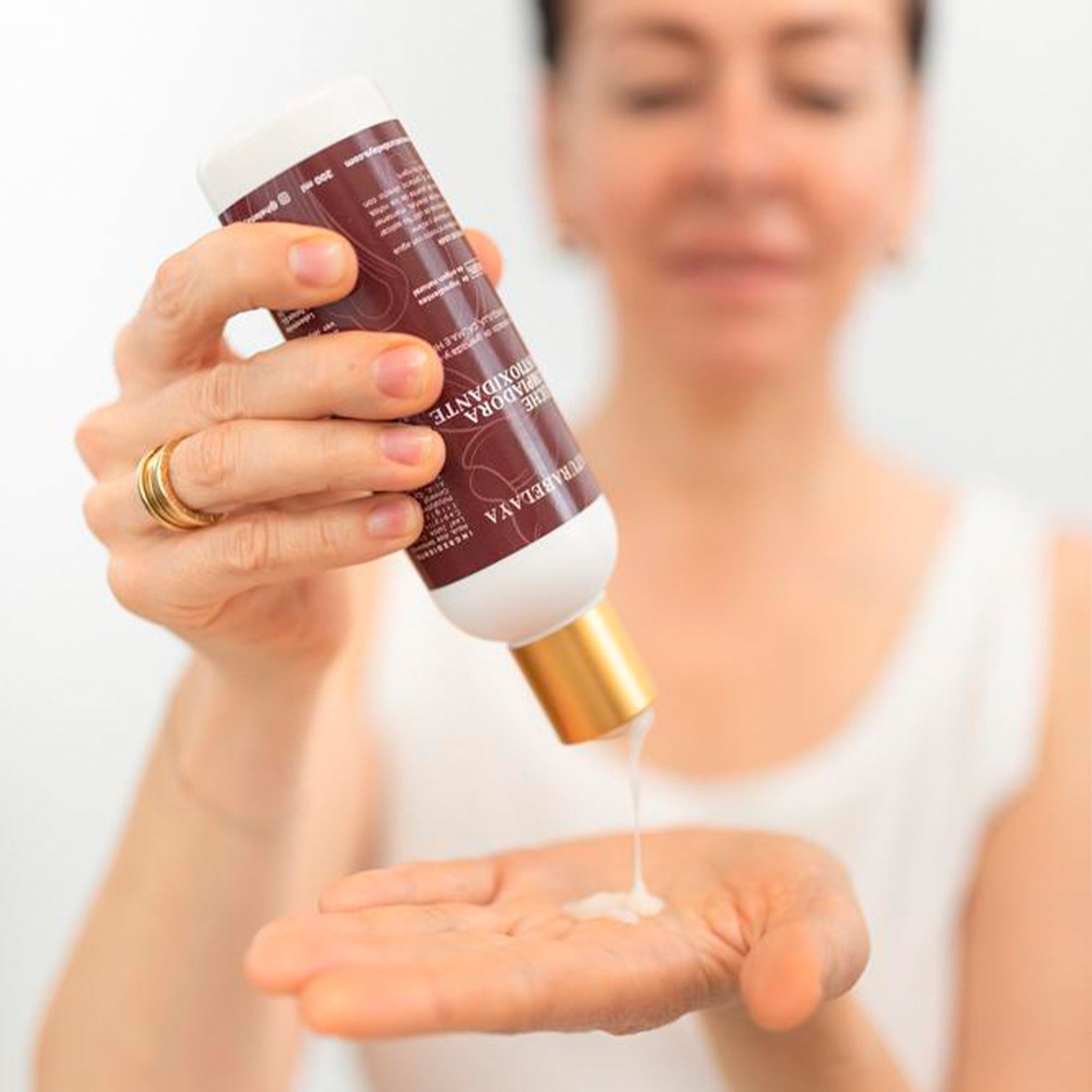 Leche limpiadora antioxidante desmaquilla, calma e hidrata